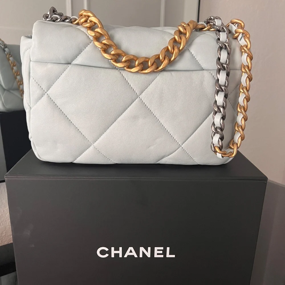 CHANEL White Quilted Shoulder Bag with Gold Chain